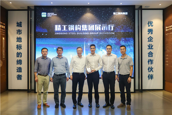 滕锦光校长颁授徽章合影.jpg