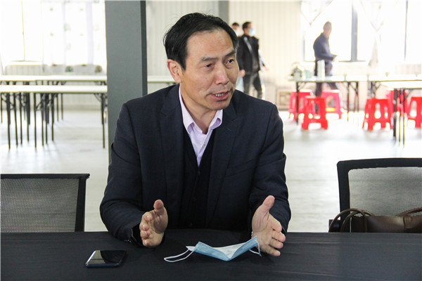 6008集团官方网站钢构集团执行董事长孙关富坐镇现场担当总指挥_副本.jpg